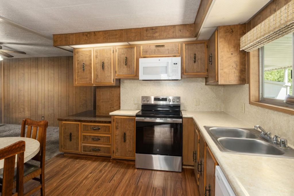 Image 13 of property listing at 340 N Frankwood # 48, Sanger, CA 93657