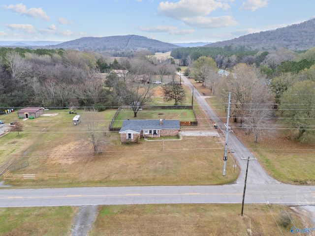 10 Pence Road, Somerville, AL 35670