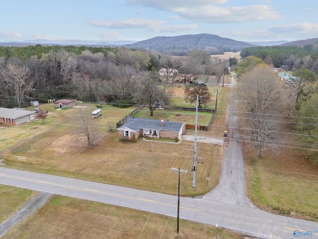 10 Pence Road, Somerville, AL 35670