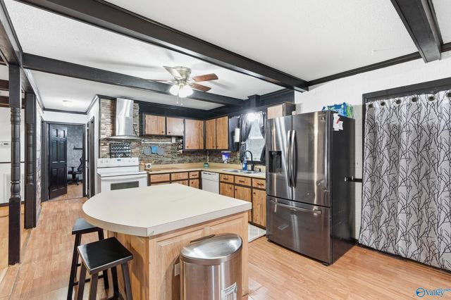 10 Pence Road, Somerville, AL 35670