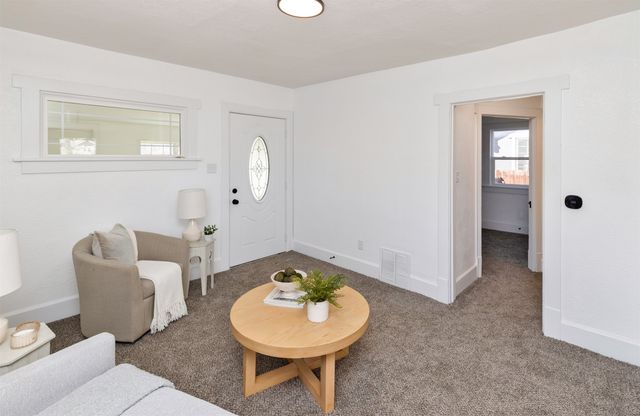 2915 4th Street, Des Moines, IA 50313