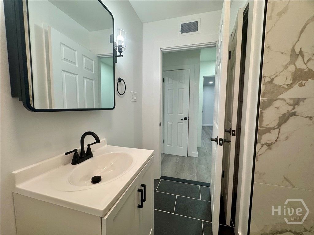 Image 7 of property listing at 2101 Oakland Court A, Savannah, GA 31404