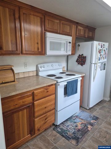 1996 Summercrest Dr S, Salem, OR 97306