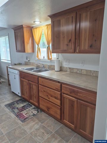 1996 Summercrest Dr S, Salem, OR 97306