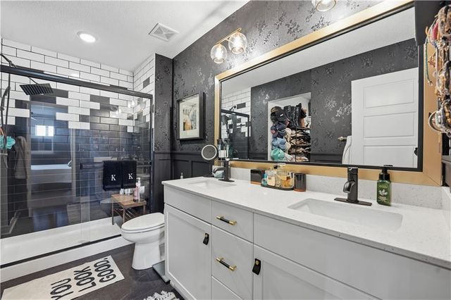 8809 SW 9th Terrace, Blue Springs, MO 64064