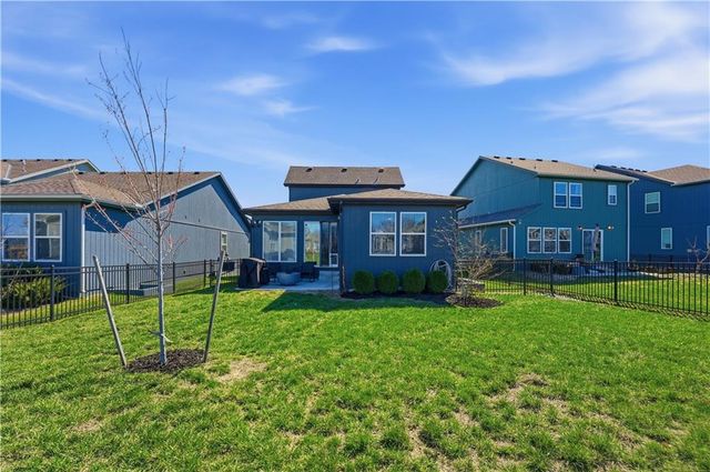 8809 SW 9th Terrace, Blue Springs, MO 64064