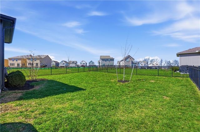 8809 SW 9th Terrace, Blue Springs, MO 64064