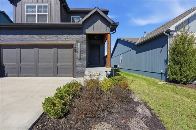 8809 SW 9th Terrace, Blue Springs, MO 64064