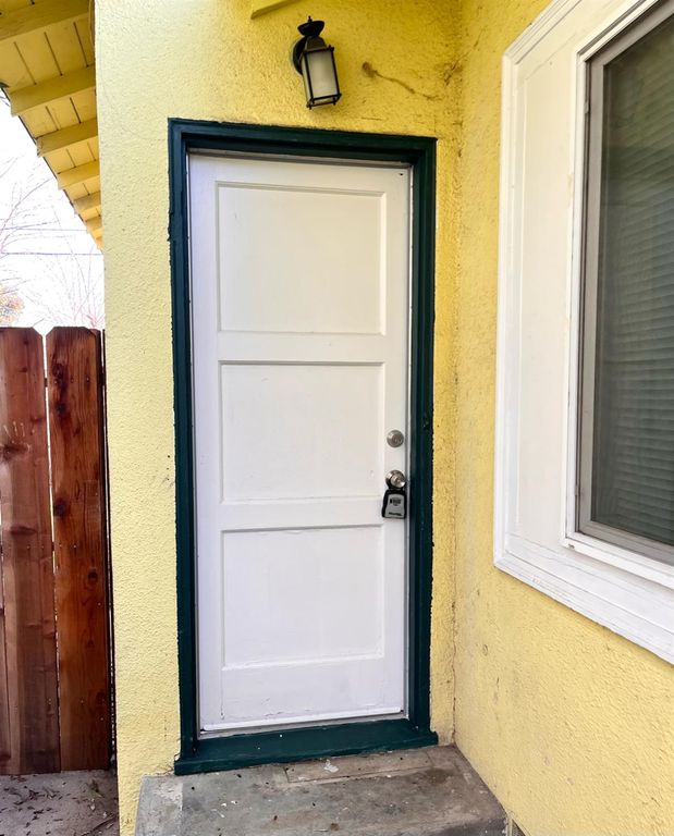 Image 4 of property listing at 616 N Echo Avenue, Fresno, CA 93728