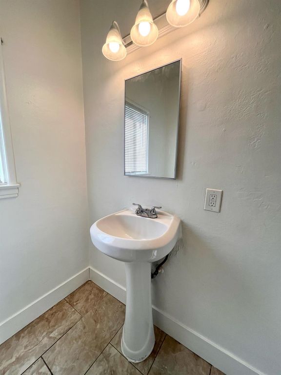 Image 9 of property listing at 616 N Echo Avenue, Fresno, CA 93728