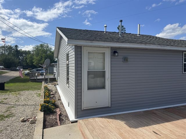 9388 S Lake Drive, Evart, MI 49631