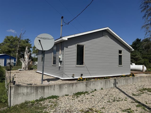 9388 S Lake Drive, Evart, MI 49631