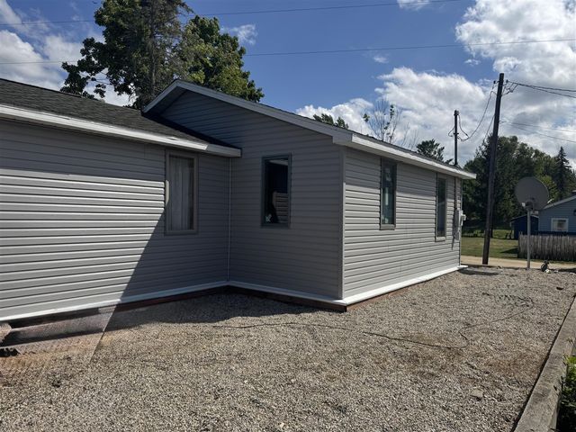 9388 S Lake Drive, Evart, MI 49631