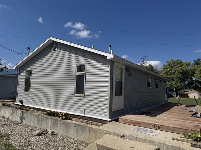 9388 S Lake Drive, Evart, MI 49631