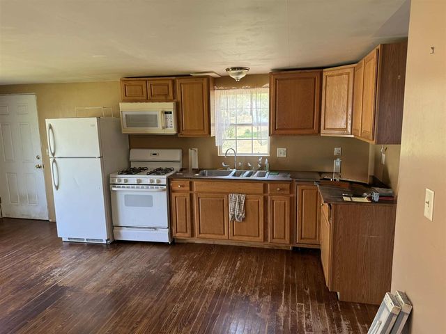 9388 S Lake Drive, Evart, MI 49631