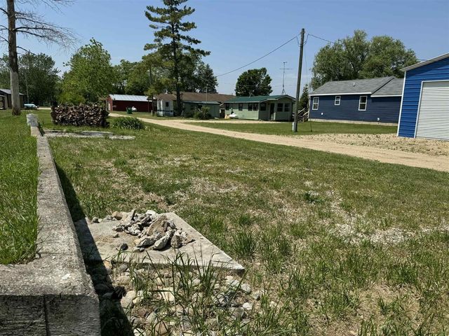 9388 S Lake Drive, Evart, MI 49631