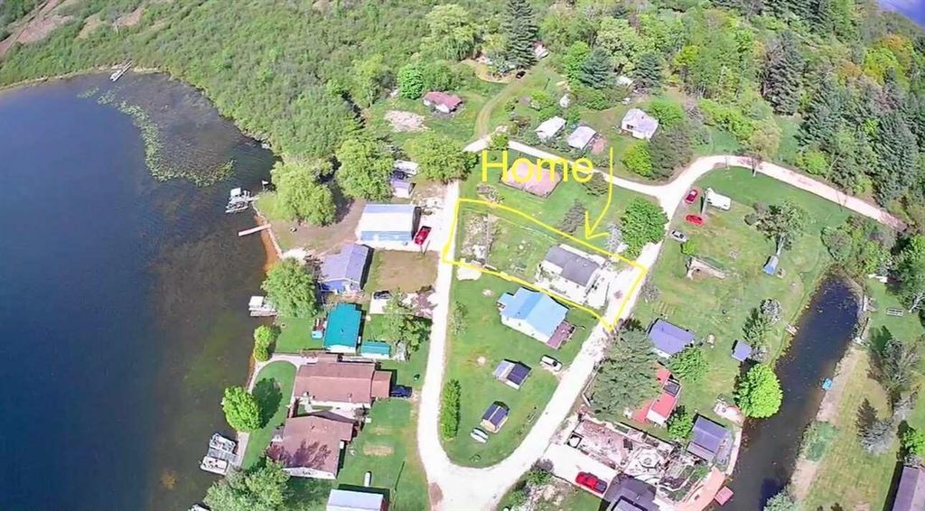 9388 S Lake Drive, Evart, MI 49631