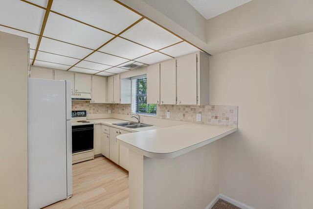 135 Shore Court 203, North Palm Beach, FL 33408