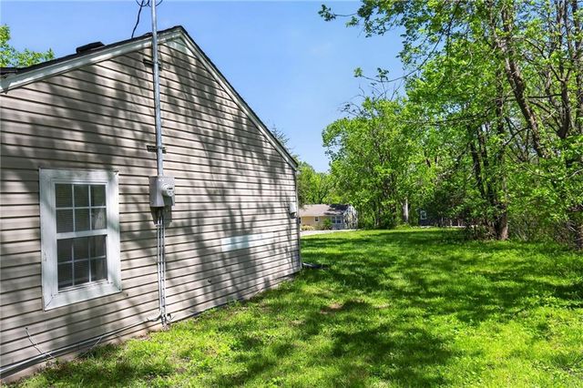 8318 Pershing Road, Raytown, MO 64138