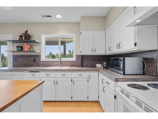 13195 Nw Logie Trail Rd, Hillsboro, OR 97124