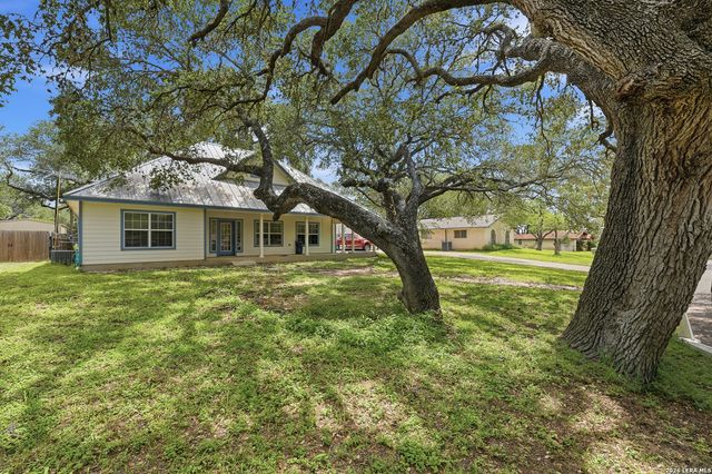 325 Sollock, Devine, TX 78016