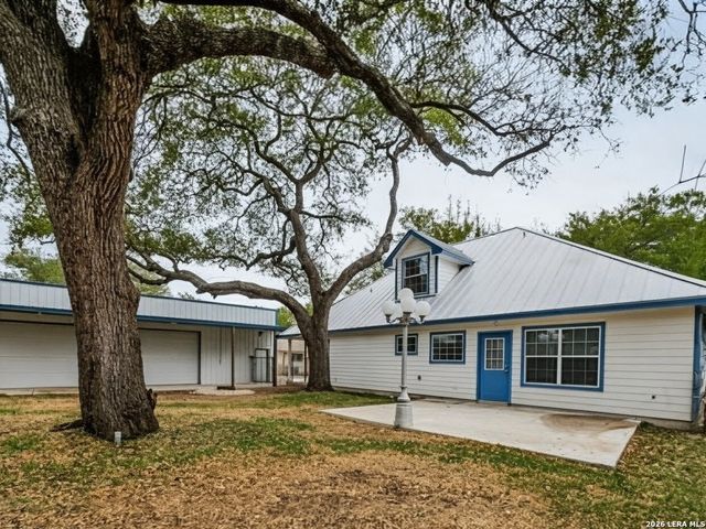 325 Sollock, Devine, TX 78016