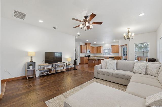 325 Sollock, Devine, TX 78016