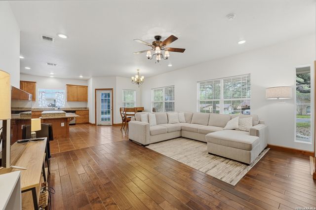 325 Sollock, Devine, TX 78016