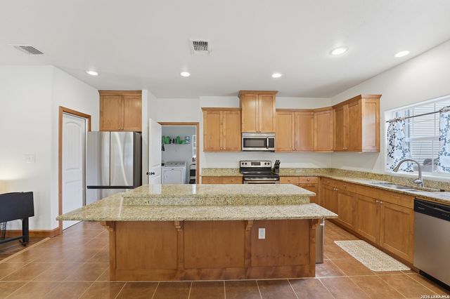 325 Sollock, Devine, TX 78016