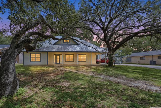 325 Sollock, Devine, TX 78016