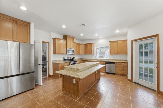 325 Sollock, Devine, TX 78016