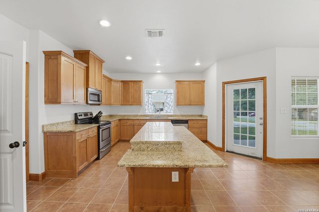 325 Sollock, Devine, TX 78016