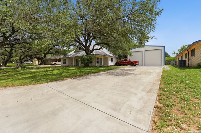 325 Sollock, Devine, TX 78016