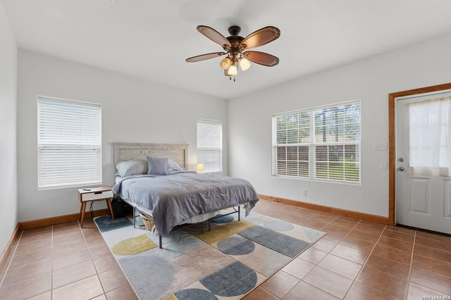 325 Sollock, Devine, TX 78016