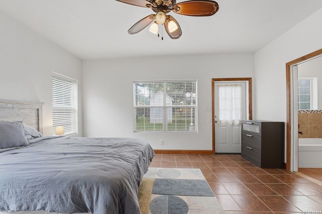 325 Sollock, Devine, TX 78016