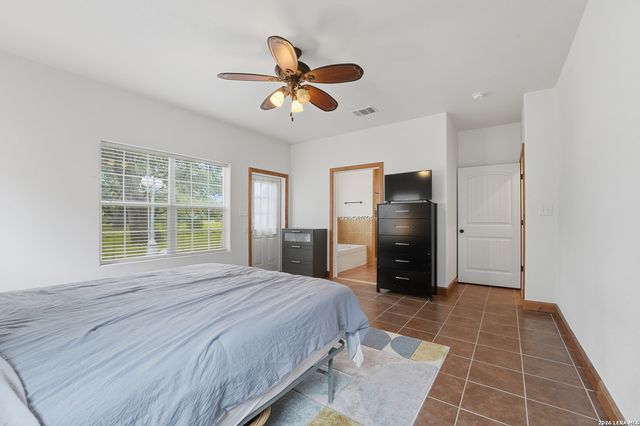 325 Sollock, Devine, TX 78016