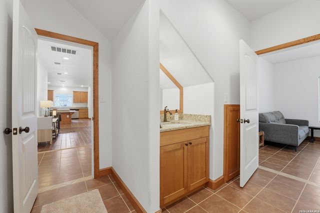 325 Sollock, Devine, TX 78016