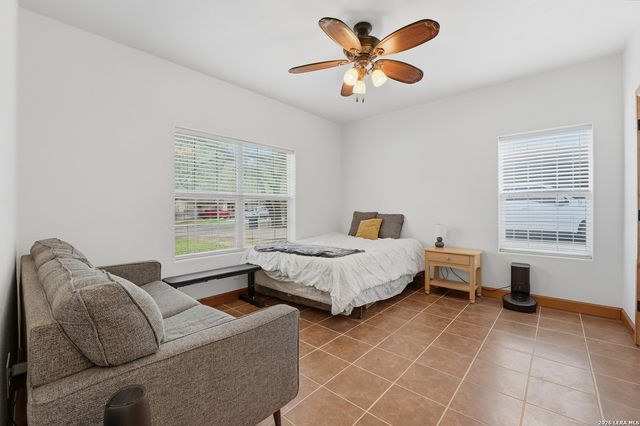 325 Sollock, Devine, TX 78016