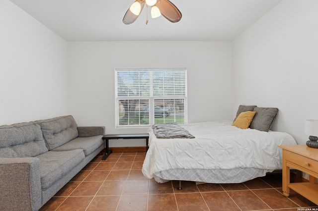 325 Sollock, Devine, TX 78016