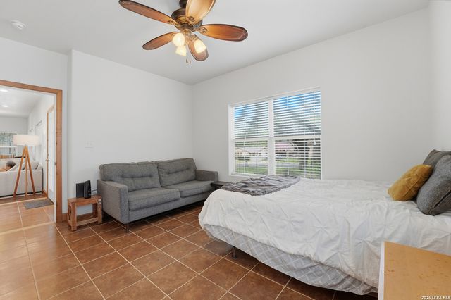 325 Sollock, Devine, TX 78016