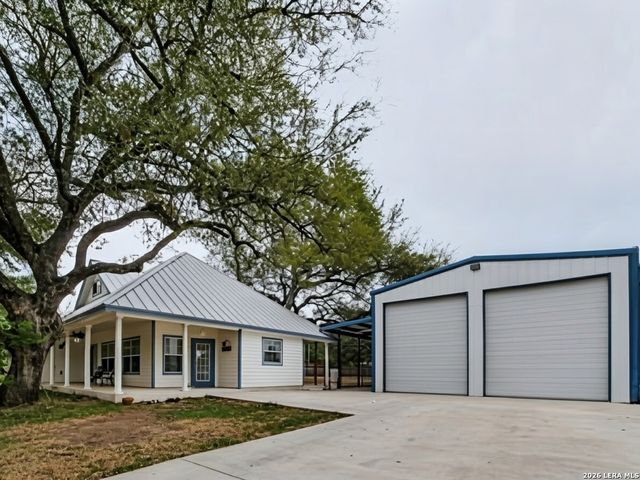 325 Sollock, Devine, TX 78016