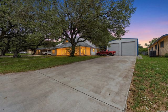 325 Sollock, Devine, TX 78016