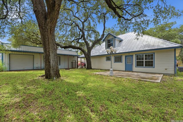 325 Sollock, Devine, TX 78016