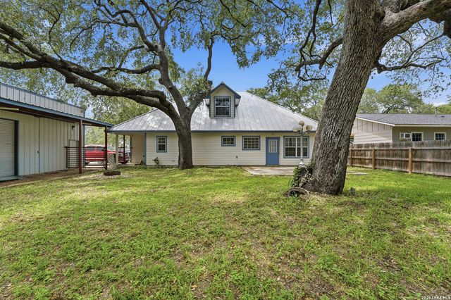 325 Sollock, Devine, TX 78016