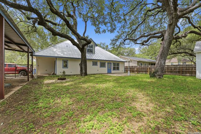 325 Sollock, Devine, TX 78016