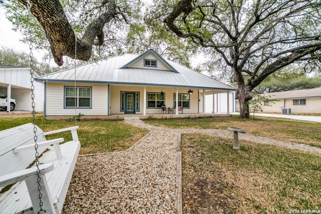 325 Sollock, Devine, TX 78016
