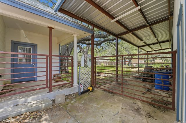 325 Sollock, Devine, TX 78016