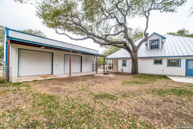 325 Sollock, Devine, TX 78016