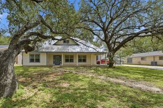 325 Sollock, Devine, TX 78016