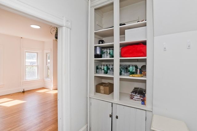 16 Charles St, Holyoke, MA 01040